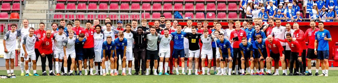 Die Umwälzungen in Europa in den frühen 90er Jahren verhindern das Wortspiel vom Mannschaftsfoto der Tscheschottslowakei. Tatsächlich ist es ein gemeinsames des TSV Schott mit der slowakischen Nationalmannschaft.