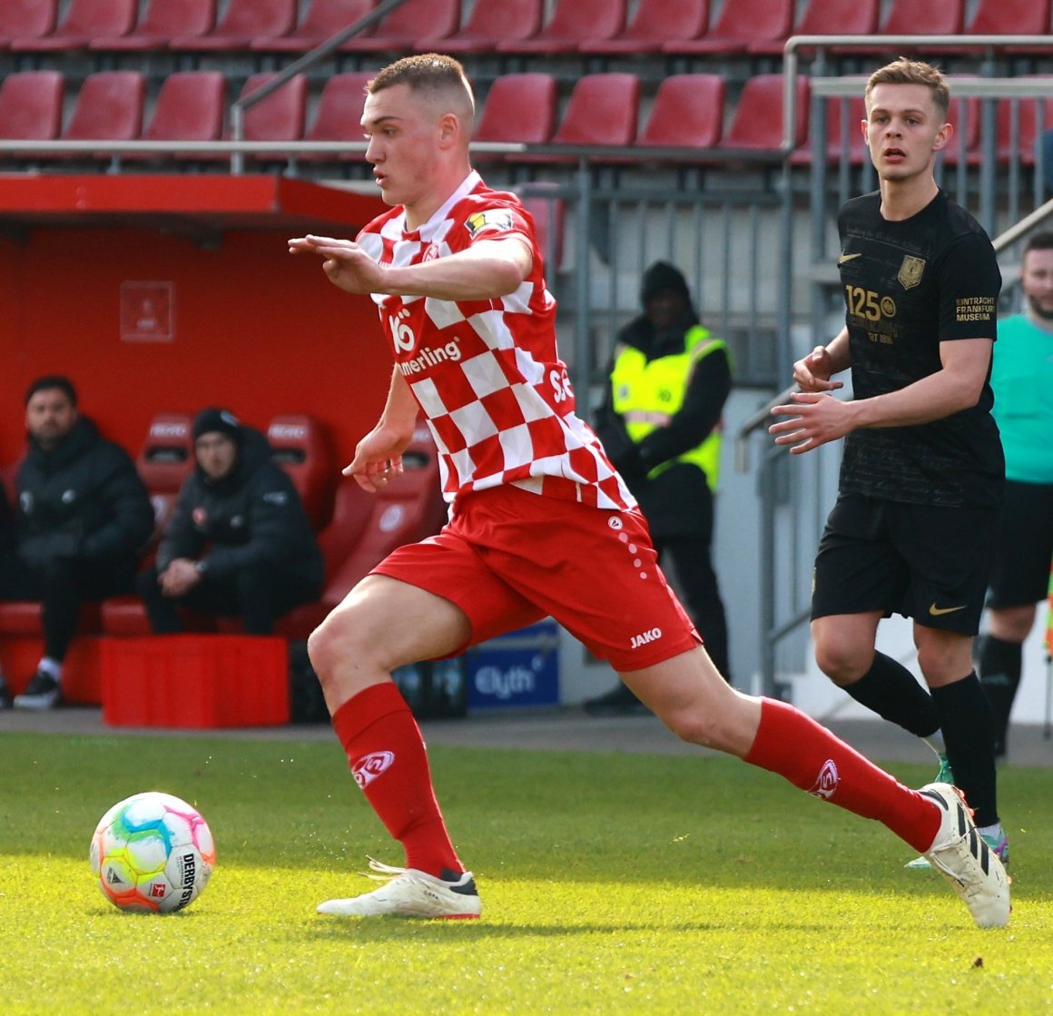 Philipp Schulz könnte durch den Abgang von gleich drei Stammkräften der Innenverteidigung gleich in seiner ersten Saison im Kader der U23 eine tragende Rolle in der Abwehrformation spielen.