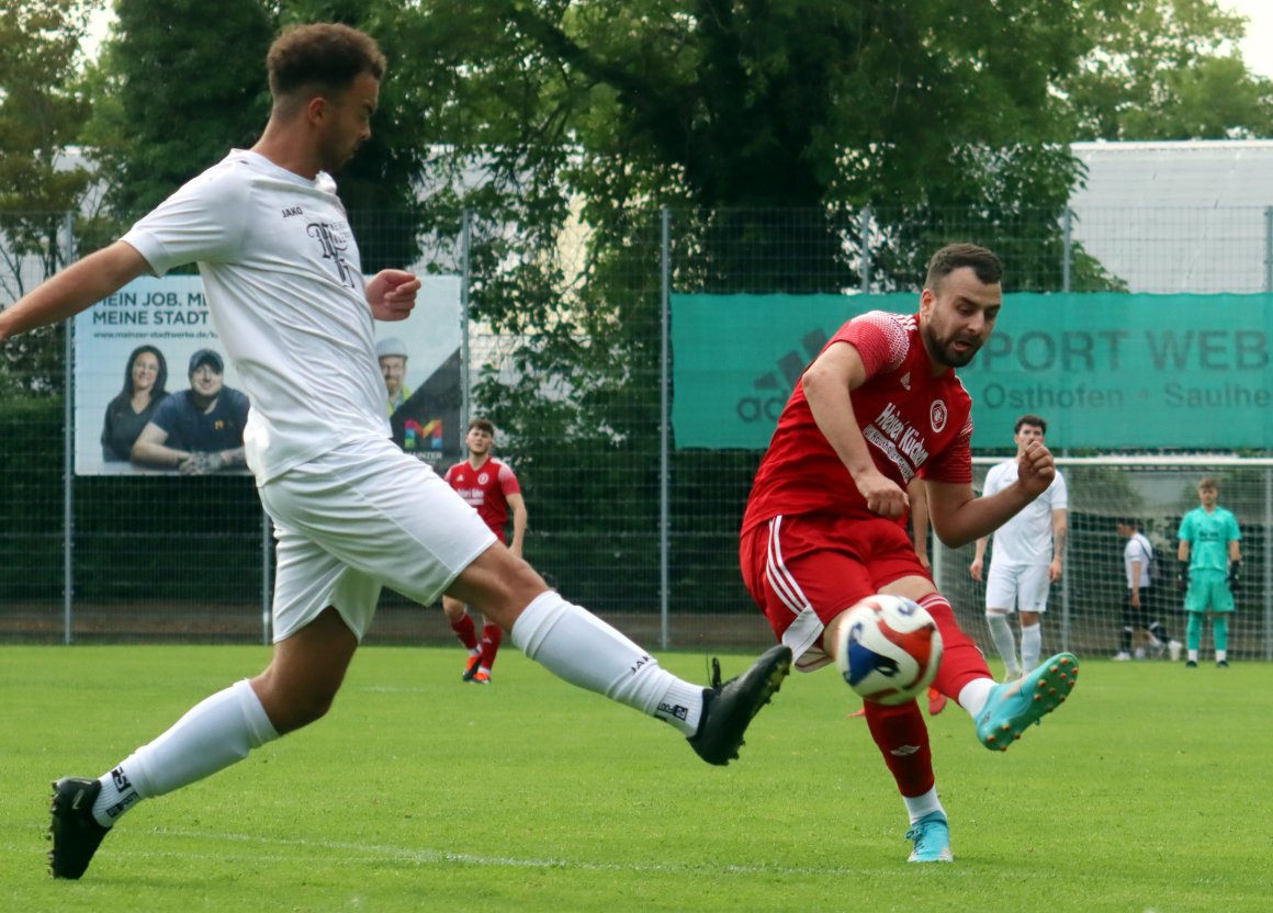 Mit diesem Schuss aus 16 Metern erzielte Tim Gabel im Auftaktspiel des Weisenauer Sommerturniers den Ausgleich gegen den SV Frauenstein.