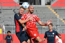 Ludovic Ajorque spielte in der ersten Halbzeit im Sturmzentrum, hier im Kopfballduell mit Basara-Verteidiger Martin Dahlem.