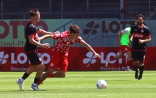 Lovis Bierschenk scheint den Sprung von der U19 in die höchste Ausbildungsmannschaft gut zu bewältigen, der junge Mann auf der rechten Außenbahn erzielte gar den einzigen Mainzer Treffer im Test gegen Kickers Würzburg. 