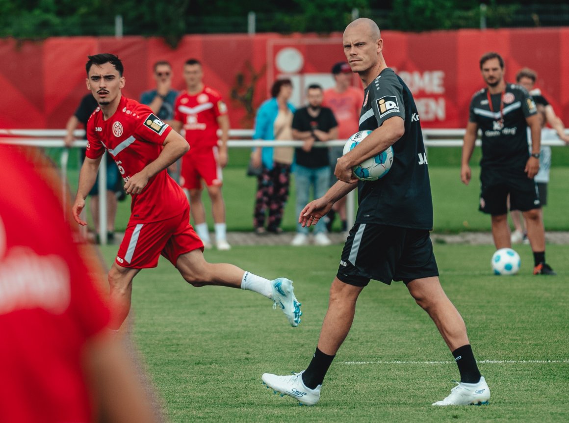 Das optische Gegenstück zu Cheftrainer Bo Henriksen: der neue Mainzer Kotrainer Mikkel Jespersen. 