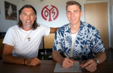 Zwei Männer, ein Gedanke: Sportdirektor Martin Schmidt und Torwart Lasse Rieß haben den Vertrag um zwei Jahre verlängert.