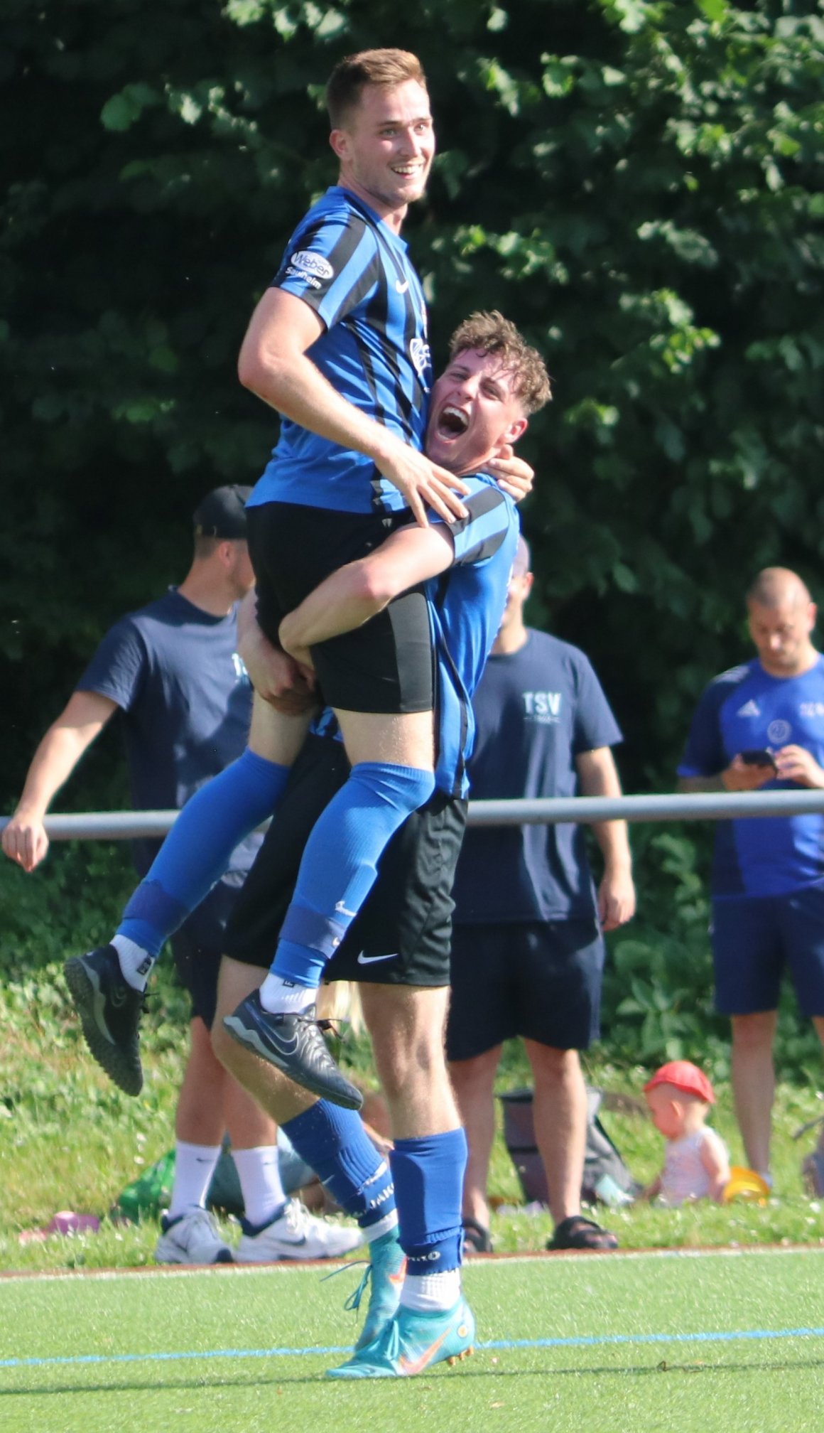 Eine Runde weiter: Die Mommenheimer Steven Knoll (l.) und Emilio Jacobs freuen sich über den vom Untermann erzielten Ausgleich beim 2:1-Pokalsieg in Klein-Winternheim.