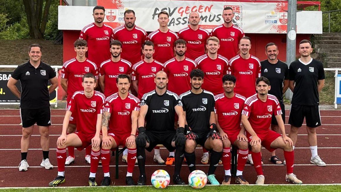 Der Kader des FSV Nieder-Olm, hintere Reihe v.l.: Der Kader des FSV Nieder-Olm, hintere Reihe v.l.: Patrick Schuchert, Dennis Lang, Luca Molner, Rico Kreutzer, Pascal Wycisk. Mitte v.l.: Christian Lang (Trainer), Thorben Schubert, Georgij Bichinashvilli, Colin Dobrautz, Eric Rienhardt, Lars Fischer, Kai Becker, Christoph Loré (Vorsitzender), Timm Fischer (Physio). Vorne v.l.: Tobias Kolb, Kevin Schumacher, Andreas Ries, Sharif Abugameh, Lemar Niazi, Caner Yesilvurt.