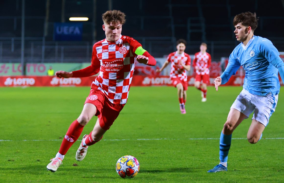 Jason Amann (l., im Youth-League-Spiel gegen Manchester City) ist einer der bisherigen A-Junioren, die Chancen auf einen Stammplatz in der U23 haben.