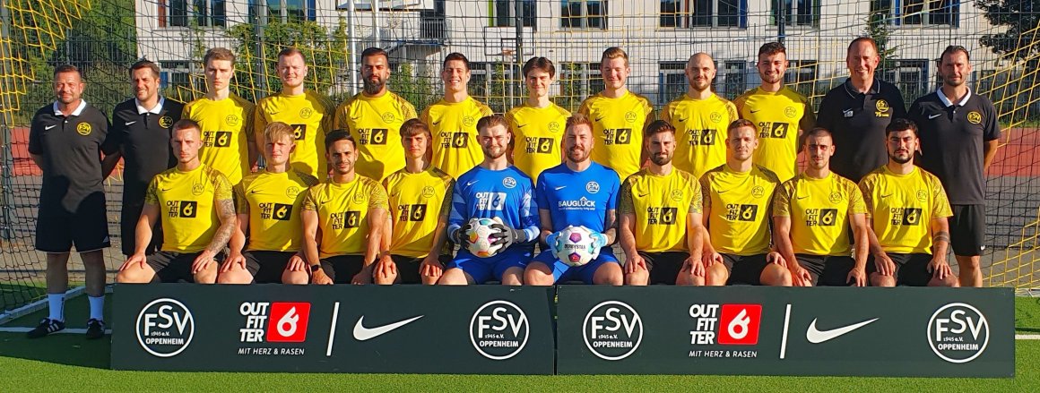 Der FSV Oppenheim in der Saison 2024/25, hinten v.l.: Markus Bien (Betreuer), Marcus Jans (Kotrainer), Konstantin Schefuß, Florian Schmidt, Ihtesham Ahmed, Paul Heise, Philipp Gröhl, Joel Palmerola, Phillip Joist, Jannick Böhm, Reinhard Oswald (Torwarttrainer), Marek Ignacy (Trainer). Vorne v.l.: Yannick Fatho, Nico Dittenberger, Marlon Jimenez Suárez, Laurin Ignacy, Joshua-Nathaniel Poehls, Dominik Geißler, Marek Gröhl, Lukas Bengyik, Francesco Florio, Danilo Siragusa.