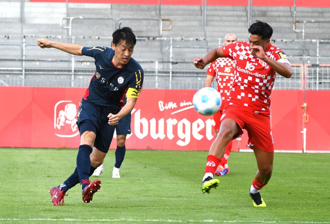 Seit der Bezirksligasaison 2017/18 spielt Yuya Okuda (l., im Jubiläumsspiel gegen den 05er Nadiem Amiri) für den FC Basara. Auch in der neuen Runde wird der Kapitän mit seinem Team den Oberligaaufstieg anvisieren.