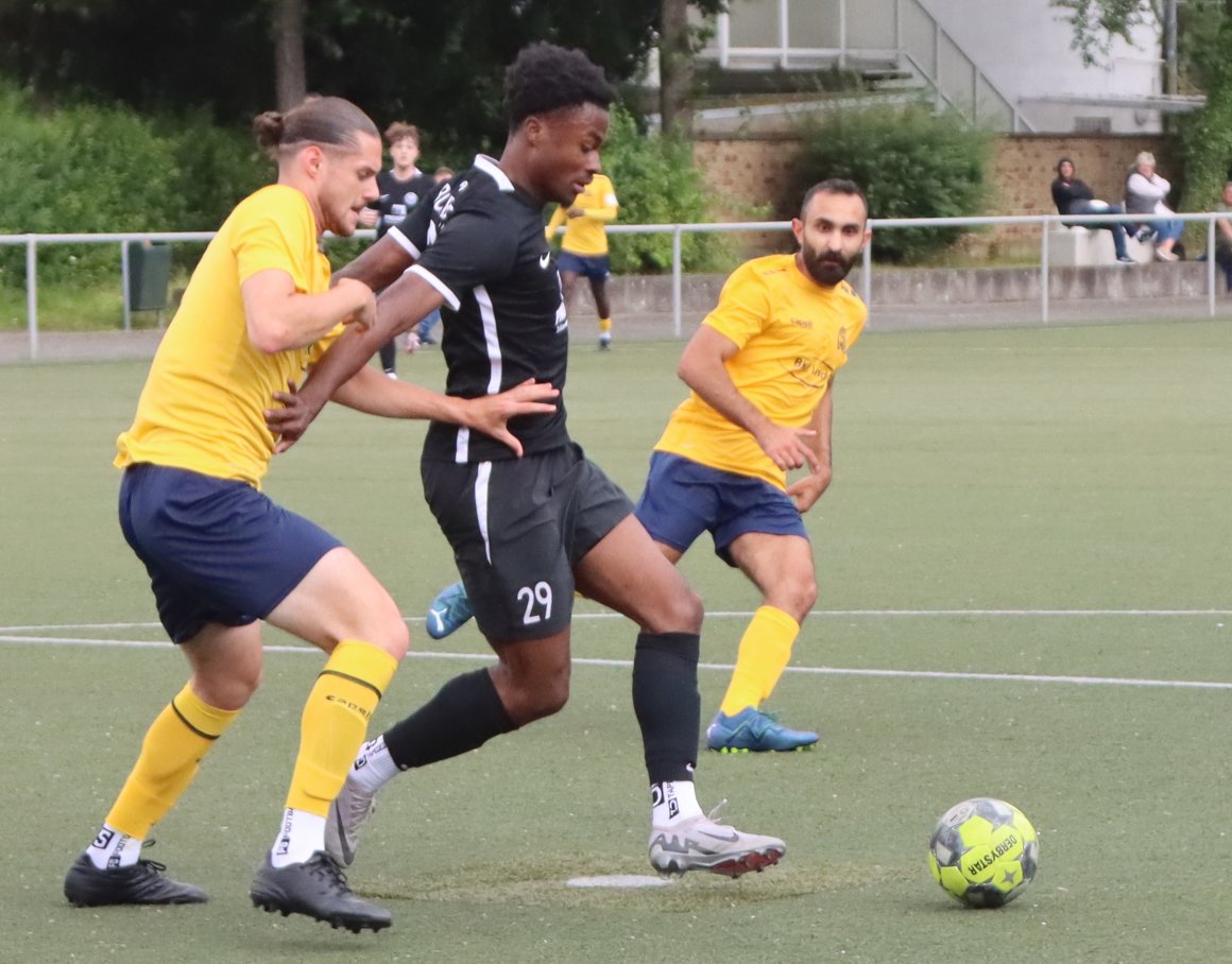 Auch für einen Toptorschützen der Landesliga wie David Vodi (Mitte) ist die Anpassung an die Anforderungen in der Verbandsliga nicht so einfach, bekam der Stürmer in der Vorbereitung zu spüren.