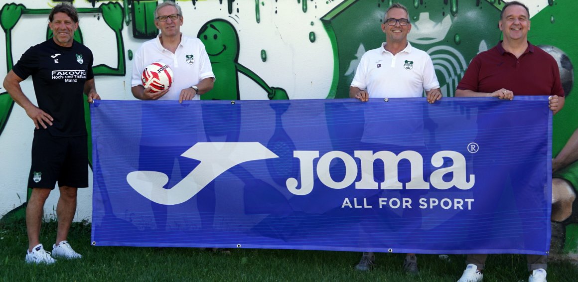 Erstmals mit einem Ausrüster geht die TuS Marienborn in die Saison. Darüber freuen sich (v.l.) Trainer Kayhan Cakici, Vorsitzender Dietmar Hofmann, der Sportliche Leiter Guido Ritz und Joma-Deutschlandchef Alexander Karsten.