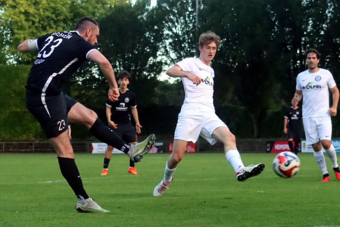 Der erste Treffer der zweiten Verbandsligaära des VfB Bodenheim war Kapitänsrecht: Calvin Faßnacht (l.) brachte den Aufsteiger beim TB Jahn Zeiskam in Führung. 