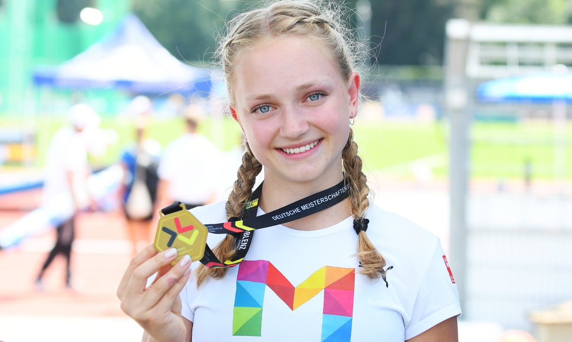 Die goldene Medaille um den Hals: USC-Stabhochspringerin Line Gretzler.