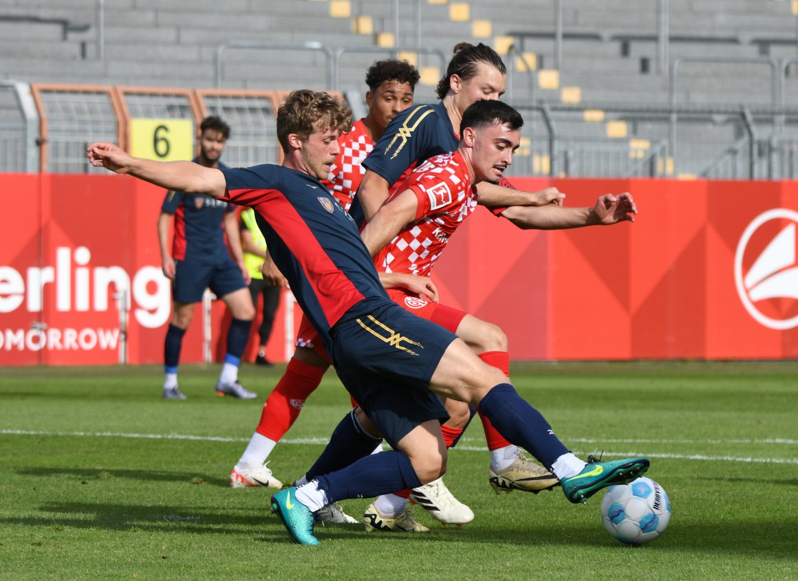 Martin Dahlem ist beim FC Basara nicht nur der Rechtsverteidiger, hier im Jubiläumsspiel gegen 05-Stürmer Paul Nebel, sondern immer auch für einen Treffer gut. So bescherte er seinem Team einen Punkt bei Oberligaabsteiger VfR Baumholder.