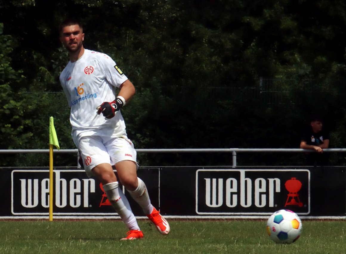 Der zu dieser Saison von der Eintracht an den Bruchweg gekommene Torwart Luke Gauer darf wegen des Fehlens von Maximilian Kinzig sein Pflichtspieldebüt im 05-Trikot  gegen seinen Ex-Klub bestreiten.