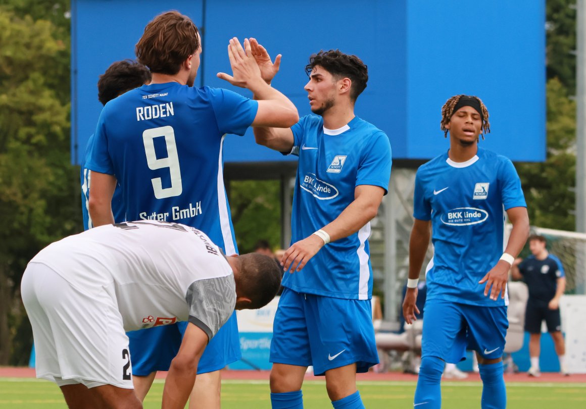 Aufgabe erfüllt: Jacob Roden (l.) nimmt nach seinem ersten Punktspieltreffer als TSV-Stürmer den Glückwunsch von Etienne Portmann entgegen. In der ersten Halbzeit schossen das Duo sowie Jost Mairose den Auftakterfolg gegen Arminia Ludwigshafen heraus.