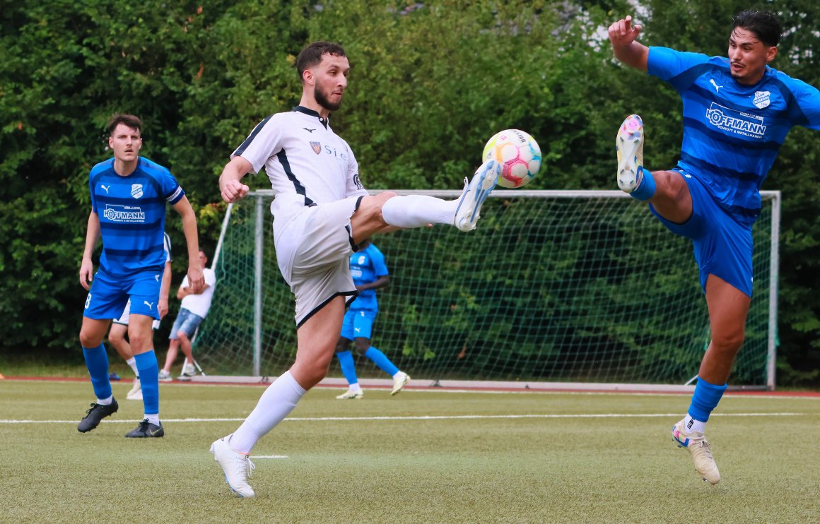 Kurz nach dem Seitenwechsel war es Ali Sengül, der den ersten Saisontreffer des  FC Basara auf dem eigenen Platz erzielte.