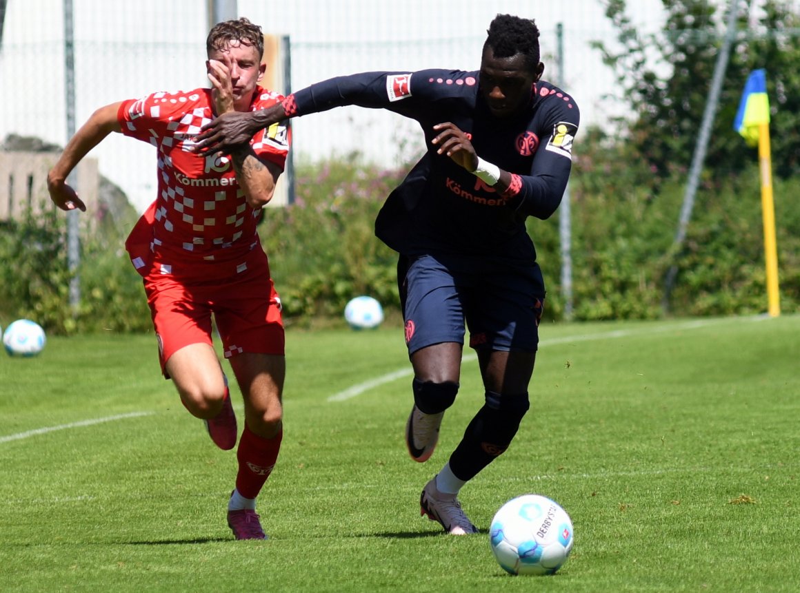 Hier konkurrieren Nikolas Veratschnig (l.) und Danny da Costa um den Ball. Grundsätzlich sind sie aber Positionskonkurrenten, wenngleich der Österreicher diesmal offensiv unterwegs war.