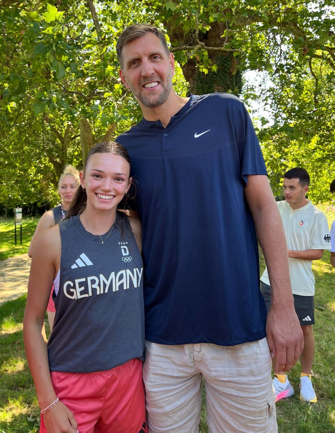 Das nennt man wohl „Dialog auf Augenhöhe“: Lotte Gretzler mit Dirk Nowitzki.