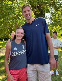 Das nennt man wohl „Dialog auf Augenhöhe“: Lotte Gretzler mit Dirk Nowitzki.