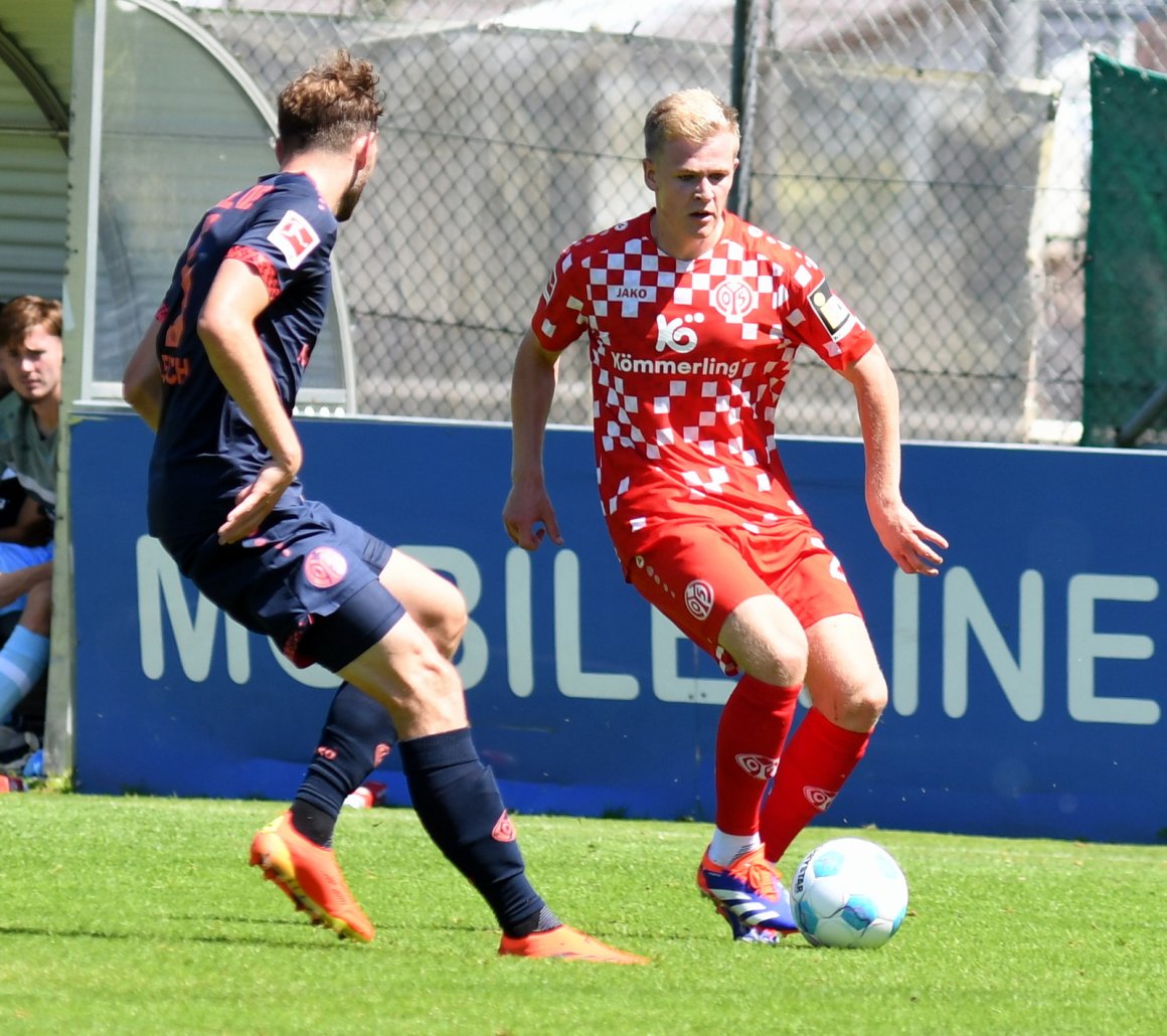 Jonathan Burkardt (r.) fungiert in der neuen Saison als Stellvertreter von Kapitän Silvan Widmer (l.).