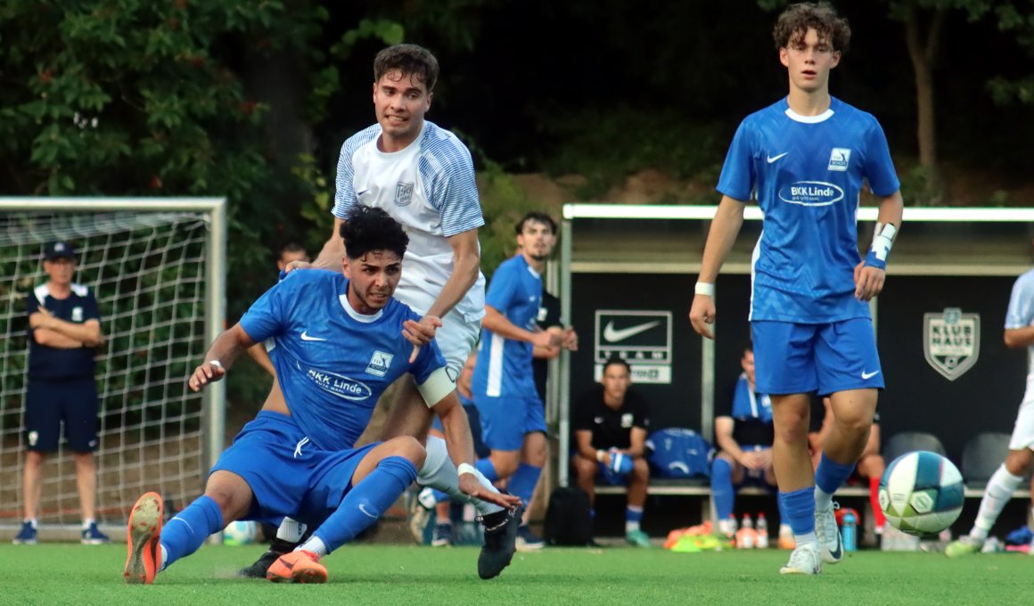 Theo Neumaier (weißes Trikot) hatte es im zentralen Mittelfeld wahlweise mit TSV-Kapitän Etienne Portmann oder Luca Wust (r.) zu tun. In der Schlussphase kassierte er die Rote Karte.