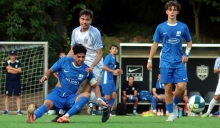 Theo Neumaier (weißes Trikot) hatte es im zentralen Mittelfeld wahlweise mit TSV-Kapitän Etienne Portmann oder Luca Wust (r.) zu tun. In der Schlussphase kassierte er die Rote Karte.