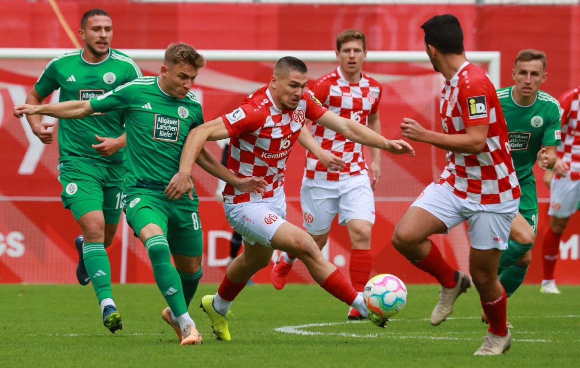 Marcus Müller, Denis Linsmayer und Julian Derstroff (Mitte v. l.) mussten beim vorigen Gastspiel des FC Homburg die Punkte abliefern: Das soll diesmal anders laufen.