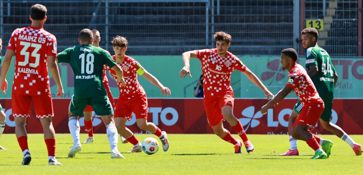 Maxim Dal (Mitte) wird unter der Woche im Bundesligateam trainieren, voraussichtlich aber häufig am Wochenende ins Regionalligateam zum Praxis sammeln abgeordnet werden. 