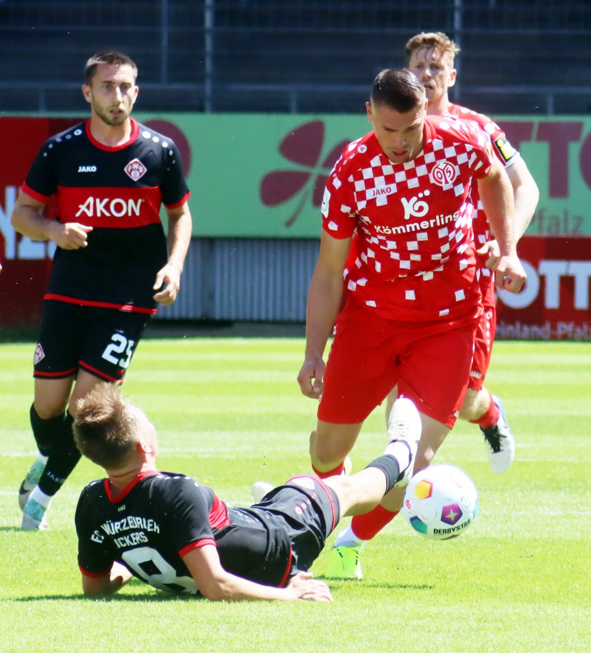 Beim vorletzten Test der U23 gegen die Würzburger Kickers stand Marcus Müller letztmals im Bruchwegstadion auf dem Platz. Nach einem Jahr mit 28 Regionalligapartien sowie einem Bundesligaeinsatz zieht der Augsburger nach Osnabrück weiter.