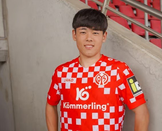 Der 18-jährige Japaner Taiyu Yamasaki hat die 05-Verantwortlichen in Scouting und Training überzeugt und soll daher fortan die U23 in der Regionalliga unterstützen.