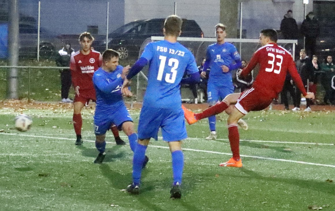 Im nasskalten Spätherbst vorigen Jahres verlor die SVW Mainz gegen den FSV Schifferstadt mit 1:4. André Röll (r.), der in den ersten beiden Partien dieser Saison bereits vier Treffer erzielt hat, scheitert hier. 