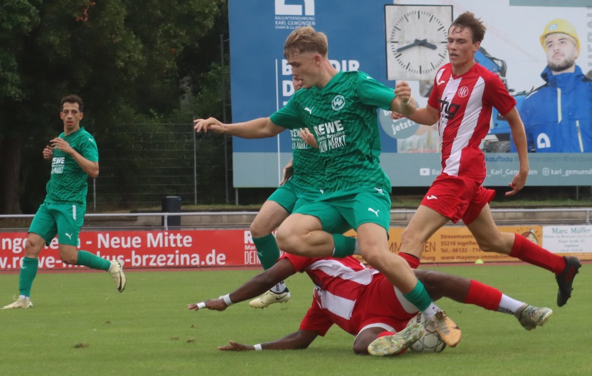 Luca Kurth bleibt an LSC-Innenverteidiger Dominik Amoako hängen.