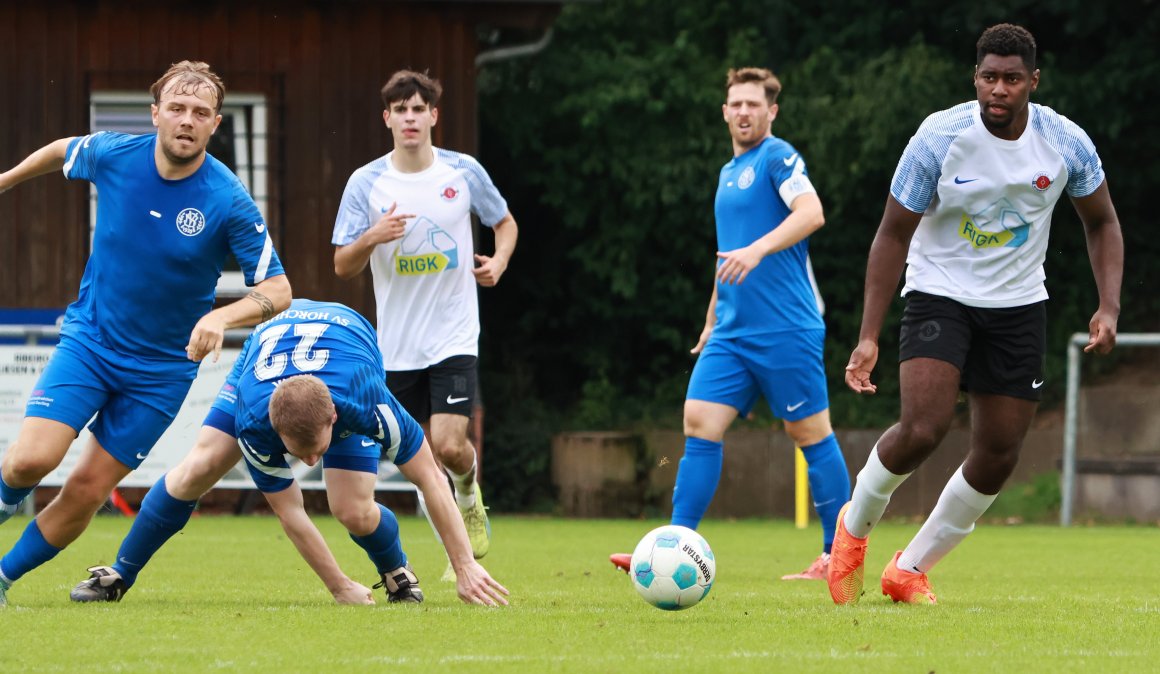 Der Mommenheimer Antonio Dembo Balde (r.) überzeugte mit seiner Physis, benötigt aber noch Spielpraxis.