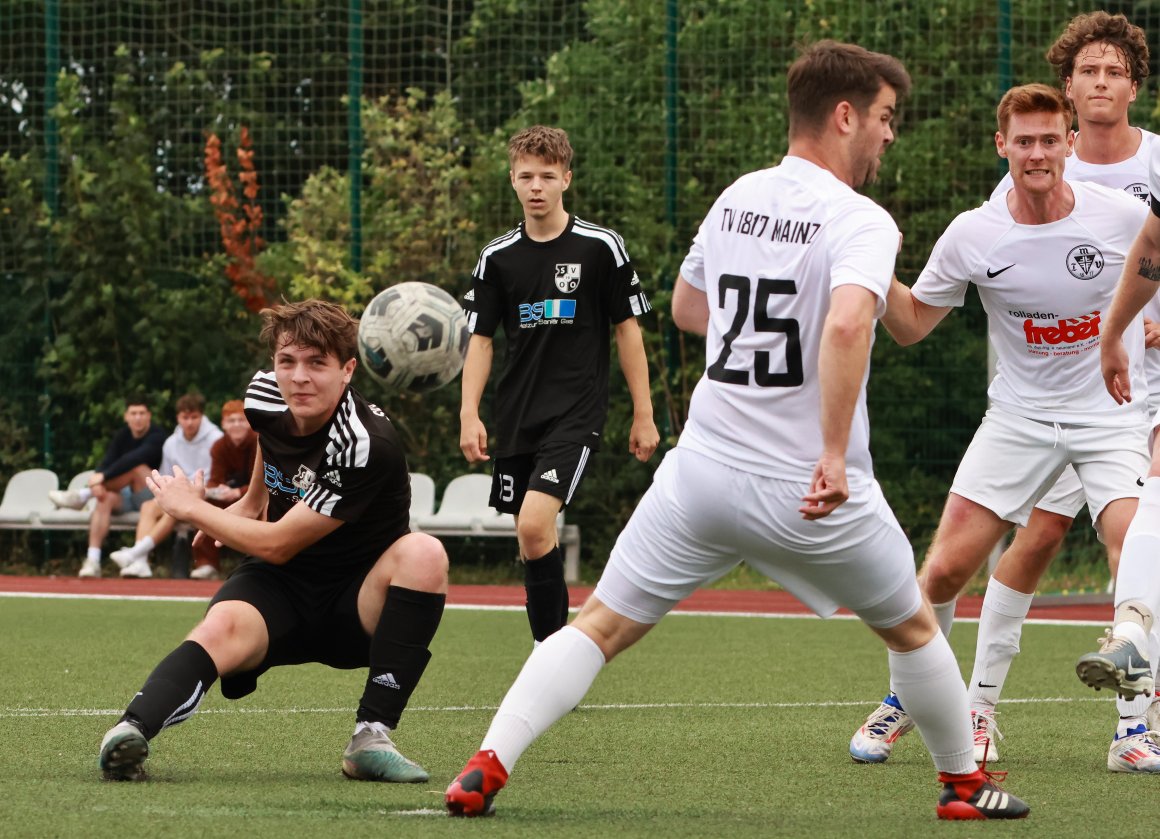 Tim Pichowicz (l.) hatte die Ober-Olmer gegen den TV 1817 Mainz früh in Führung gebracht, Max Sutor (25) erzielte das 1:3.