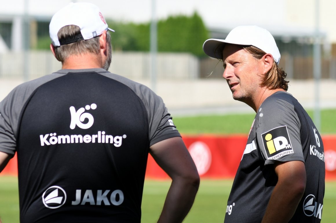 Bo Henriksen (r.) und Kotrainer Michael Silberbauer stehen vor ihrem ersten Saisonauftakt in der Bundesliga.