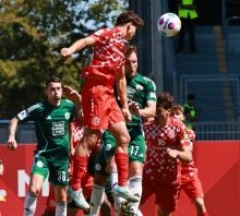 Die Aussichten, über Kopfballduelle nach Flanken und Eckbällen zu Toren zu kommen, wie es hier Lovis Bierschenk versucht, sind durch die Größenvorteile der meisten Gegner begrenzt. Umso wichtiger ist es, die spielerischen Abläufe am Boden besser umzusetzen als bisher.