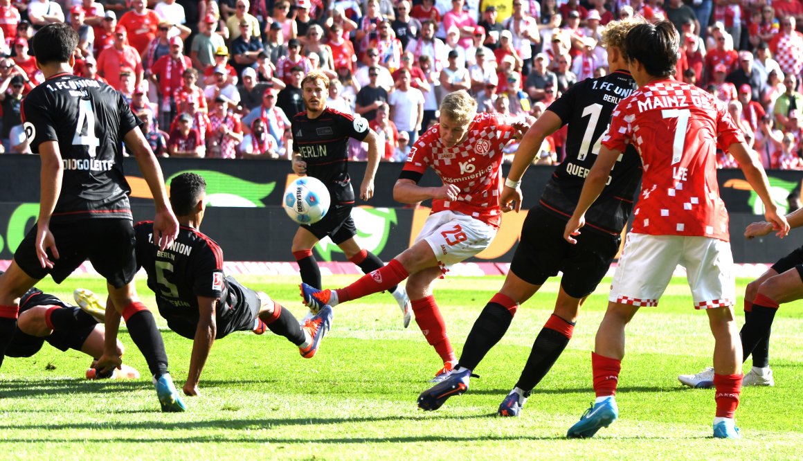 In der Nachspielzeit dringt Jonathan Burkardt mit diesem Schuss nicht durch, Armindo Sieb vergibt den Nachschuss.