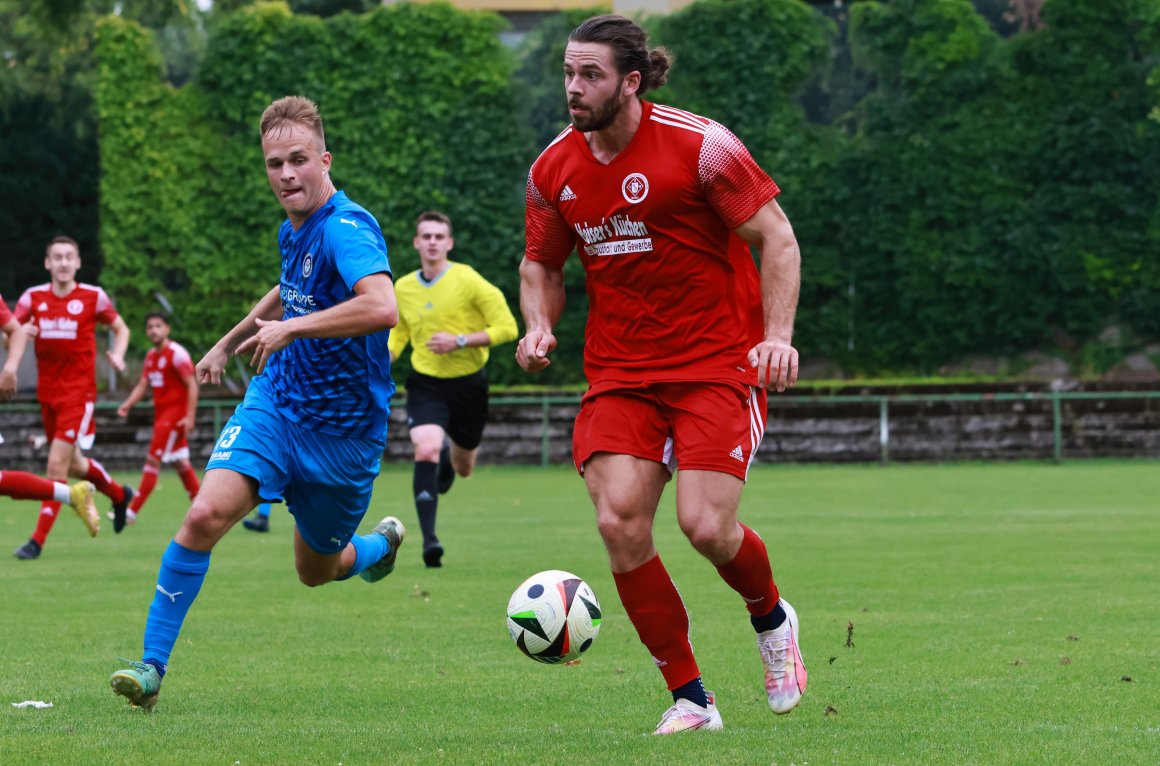 Patrick Wagner (r.) holte mit einem Sprint über den großen Rasen den Strafstoß zum Auswätssieg in Kandel heraus.