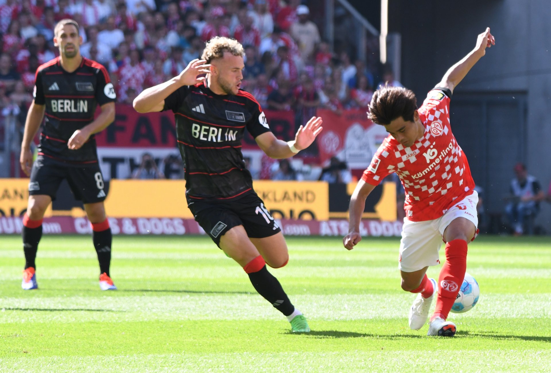 Sein Bundesligadebüt gab der Japaner Keishu Sano, hier im Duell mit Union-Stürmer Benedict Hollerbach.