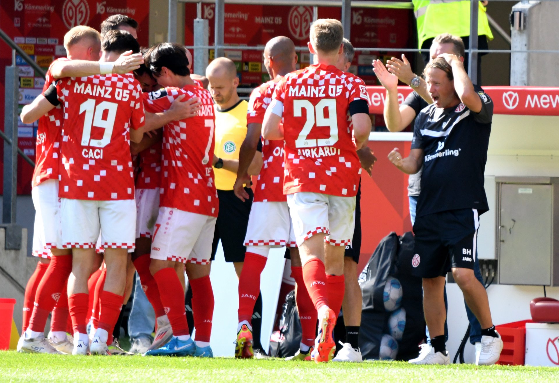 ...für den ihn die Mitspieler und das Trainerteam feierten.