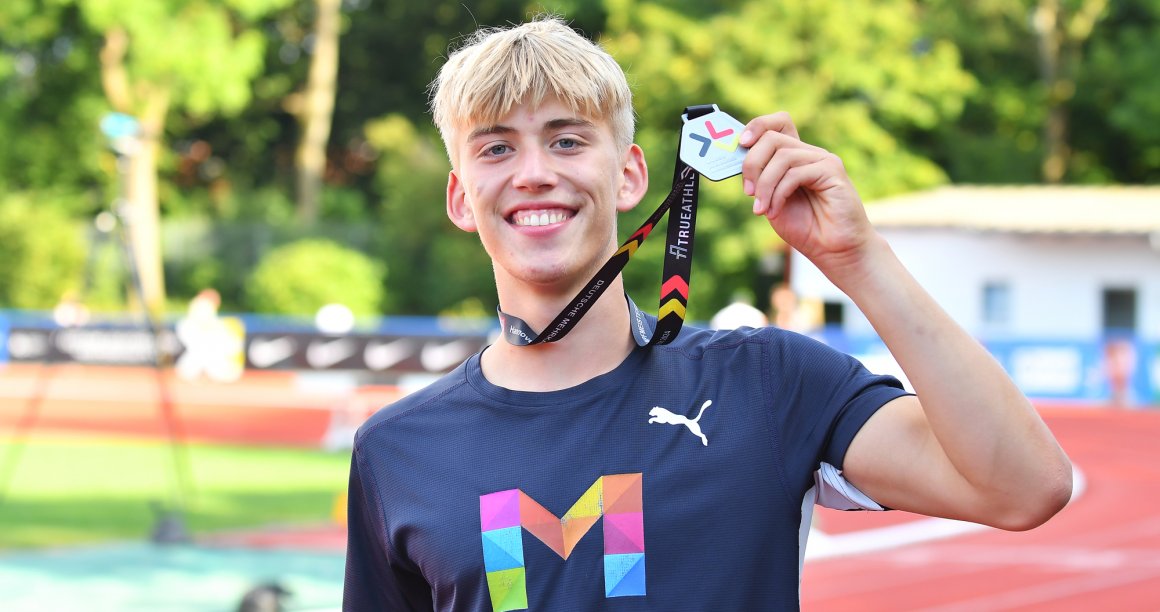 Deutscher U-18-Vizemeister im Zehnkampf: Die Medaille glänzt, Johannes Böcher strahlt: