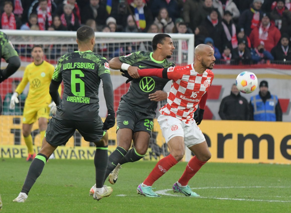 Moritz Jenz, hier für den VfL Wolfsburg im Zweikampf mit Karim Onisiwo, könnte schon am Samstag für die 05er auflaufen.