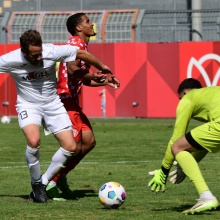 Ken Mata (Mitte) zeigte wie seine Offensivkollegen bislang Probleme, die sich ergebenden Chancen in gefährliche Abschlüsse umzusetzen. Das bleibt trotz des 3:1 gegen den FC Gießen im Fokus von Trainer Benjamin Hoffmann.