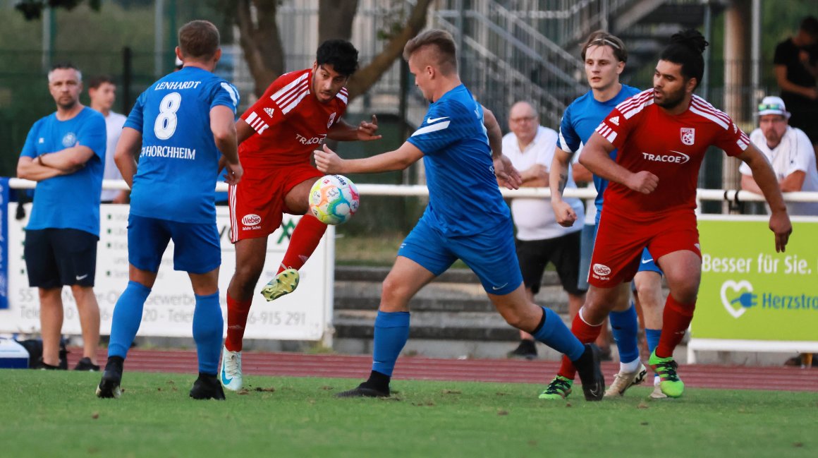 Lemar Niazi findet zwar die Lücke zwischen zwei Horchheimern, den Weg ins Tor der Wormser fand der Ball allerdings nicht.