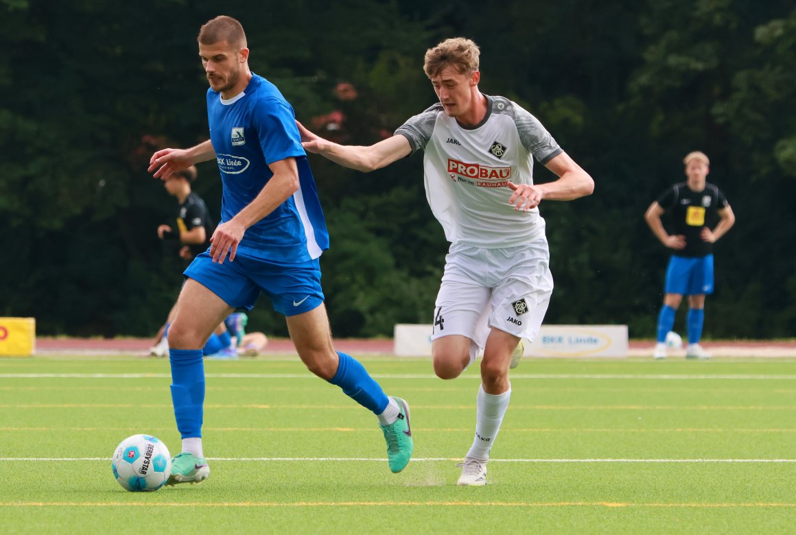 Auf die Schott-Defensive (l. Jan Just) wird am Samstag mehr Arbeit zukommen als beim Saisonauftakt gegen Arminia Ludwigshafen.