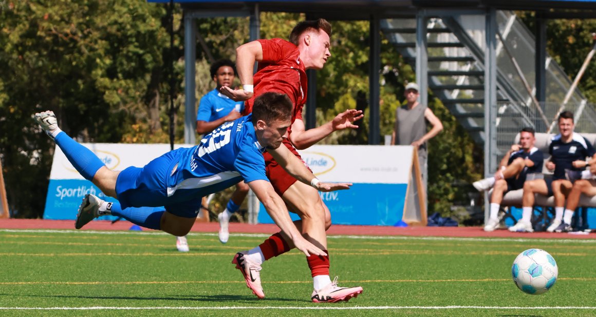 Für eine U21 präsentierten sich die Lauterer ausgesprochen robust, wie in dieser Szene Schott-Angreifer Lennart Thum, vor einem Jahr vom FCK zum TSV gewechselt, zu spüren bekommt.