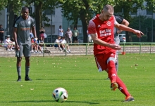 Nach gerade fünf Minuten (Bild) und nach gut einer Stunde durfte SVW-Kapitän Dominik Higi jeweils den Ball auf den Elfmeterpunkt legen. So besorgte er seinem Team zwei Treffer im Derby gegen Fortuna Mombach.