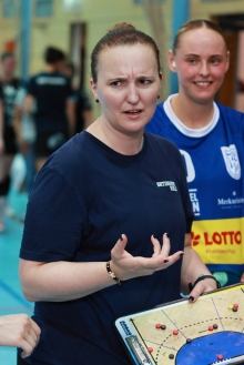 Anders als im letzten Testspiel gab es für TSG-Trainerin Katrin Schneider in Solingen kaum einen Grund, skeptisch dreinzublicken. Neuzugang Paula Zerhusen (hinten) wurde beim Zweitligaauftakt zusammen mit Lea Helle dank vier Treffer beste Bretzenheimer Schützin.