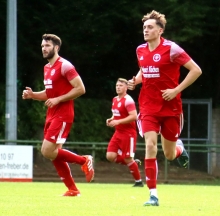 Paul Nauth (r.) hatte sich in der Vorbereitung als Außenverteidiger empfohlen. An seinem Geburtstag war sein Pech, dass er zum unfreiwilligen Vorlagengeber beim Binger Ausgleich wurde, während der eingewechselte Zwillingsbruder Leon kurz vor dem Ende den Sieg absicherte.