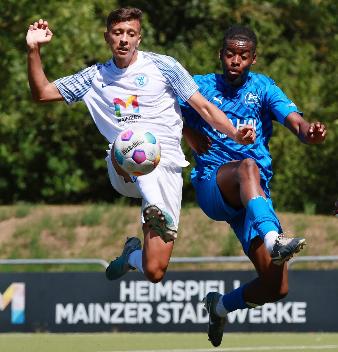 Abdellatif El Mahaoui (l.) ist mit sechs Saisontoren Bestandteil der zweitbesten Offensive der Liga.